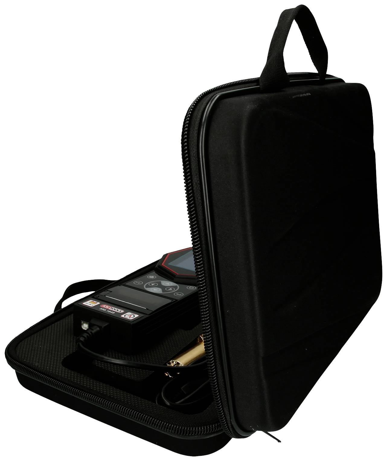 Borsa nera con un dispositivo elettronico e cavi al suo interno, parzialmente aperta.