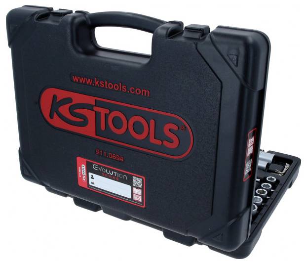 Un custodia nera KS Tools, parzialmente aperta, che mostra bussole e componenti degli attrezzi al suo interno. Il sito web 'www.kstools.com' è stampato sulla custodia.