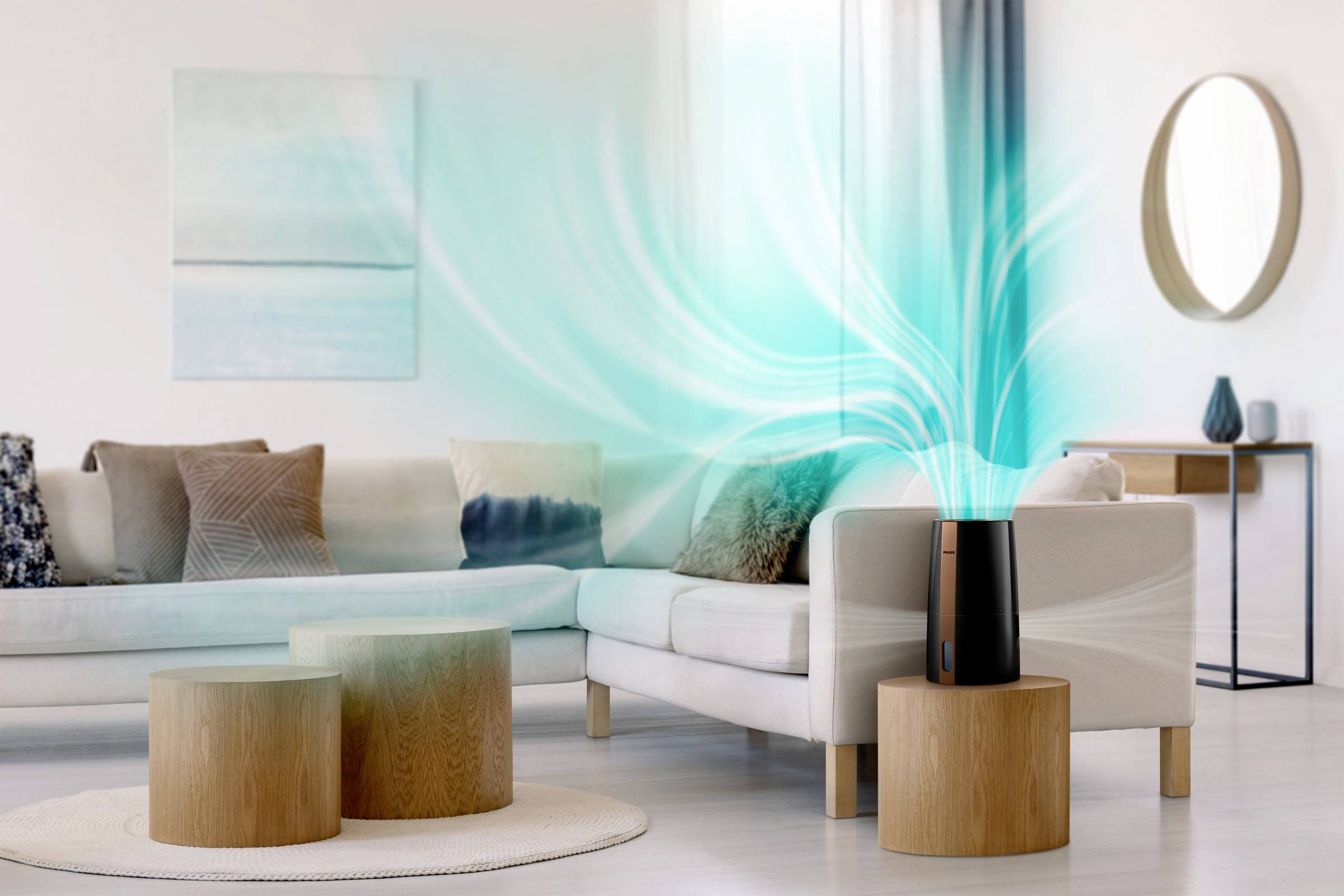Un purificatore d'aria è posizionato su un tavolo di legno in un soggiorno luminoso, mostrando una circolazione d'aria blu che simboleggia pulizia e freschezza.