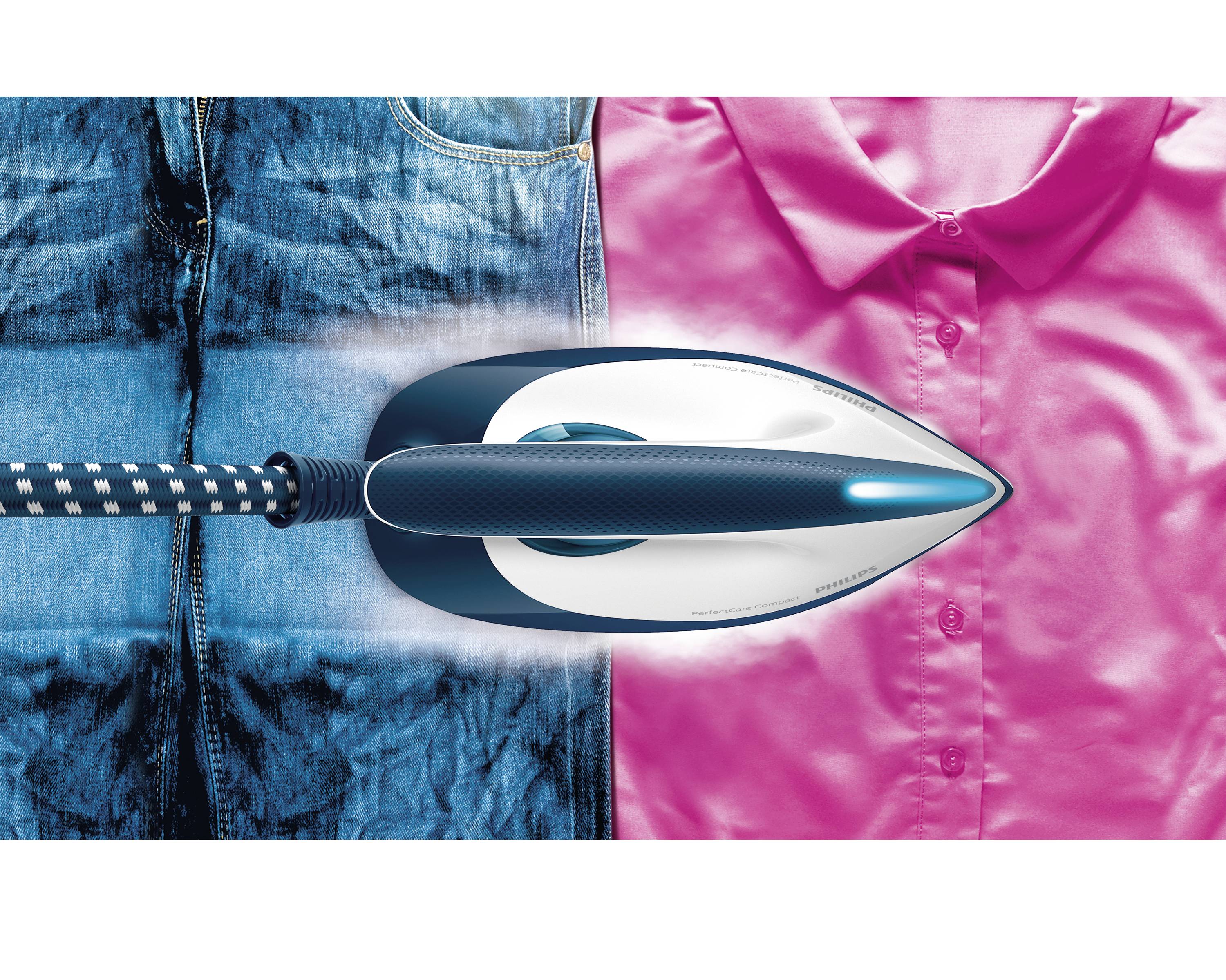 Ferro da stiro che stira indumenti piegati a metà: a sinistra jeans blu, a destra blusa rosa. Effetto stiratura illustrato: liscio versus non stirato.