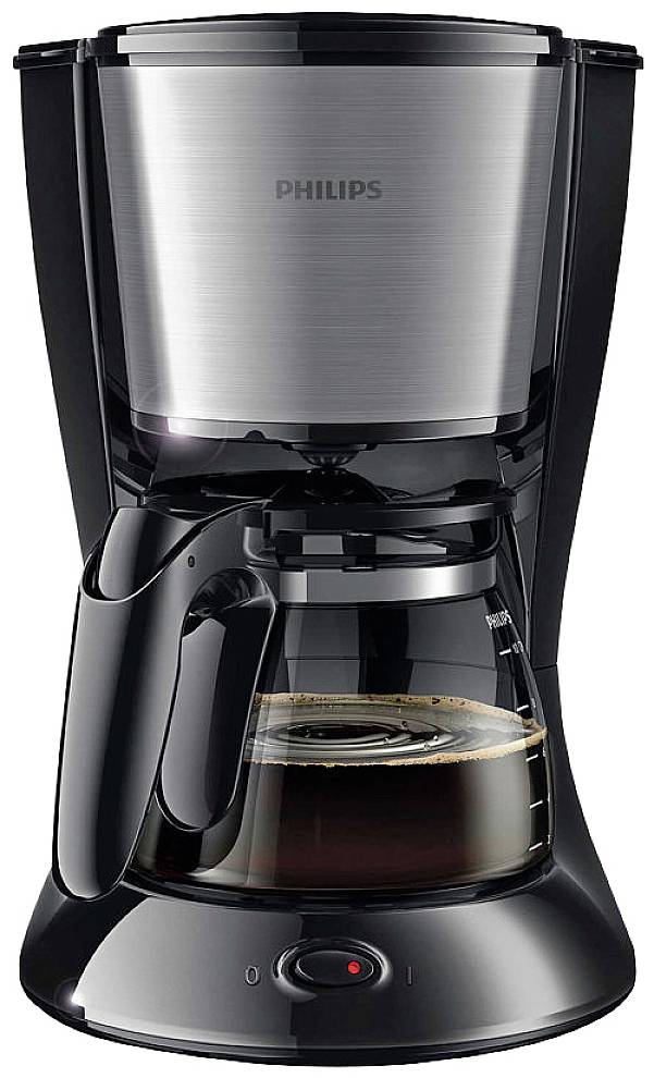 Una macchina del caffè nera con caraffa di vetro piena di caffè. Un pulsante di accensione/spegnimento è situato sul davanti della macchina.