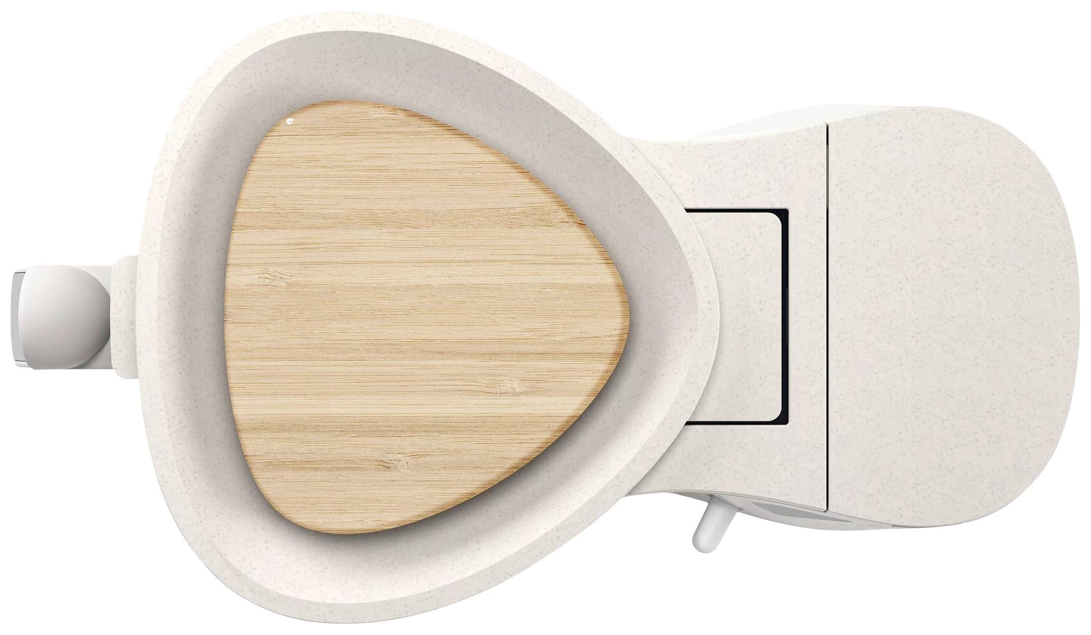 Una moderna tazza del water triangolare con un inserto in legno sulla superficie sedile, vista dall'alto.