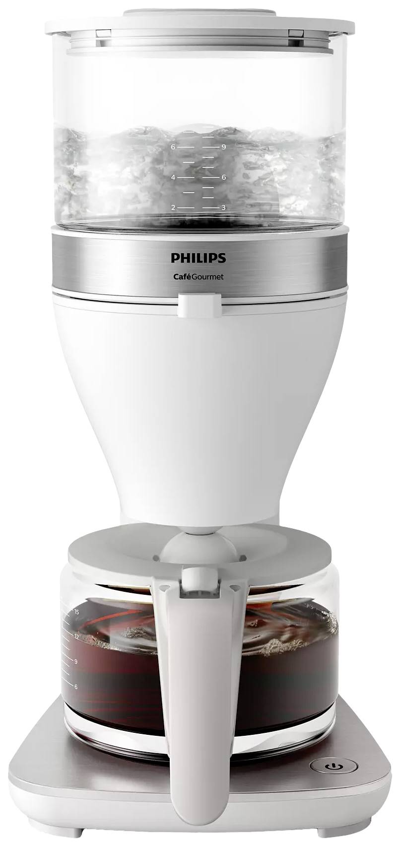 Una macchina da caffè bianca con caraffa di vetro e serbatoio trasparente in alto. La macchina da caffè è accesa e riempita con caffè appena preparato.
