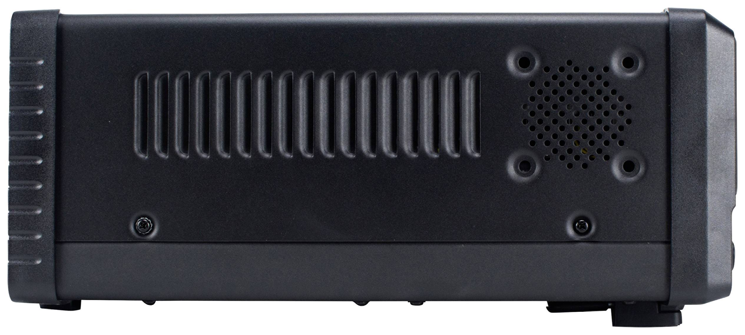 Un amplificatore elettronico nero o un dispositivo, fotografato di lato. Sono visibili fessure di ventilazione e un'apertura piccola con diversi fori.