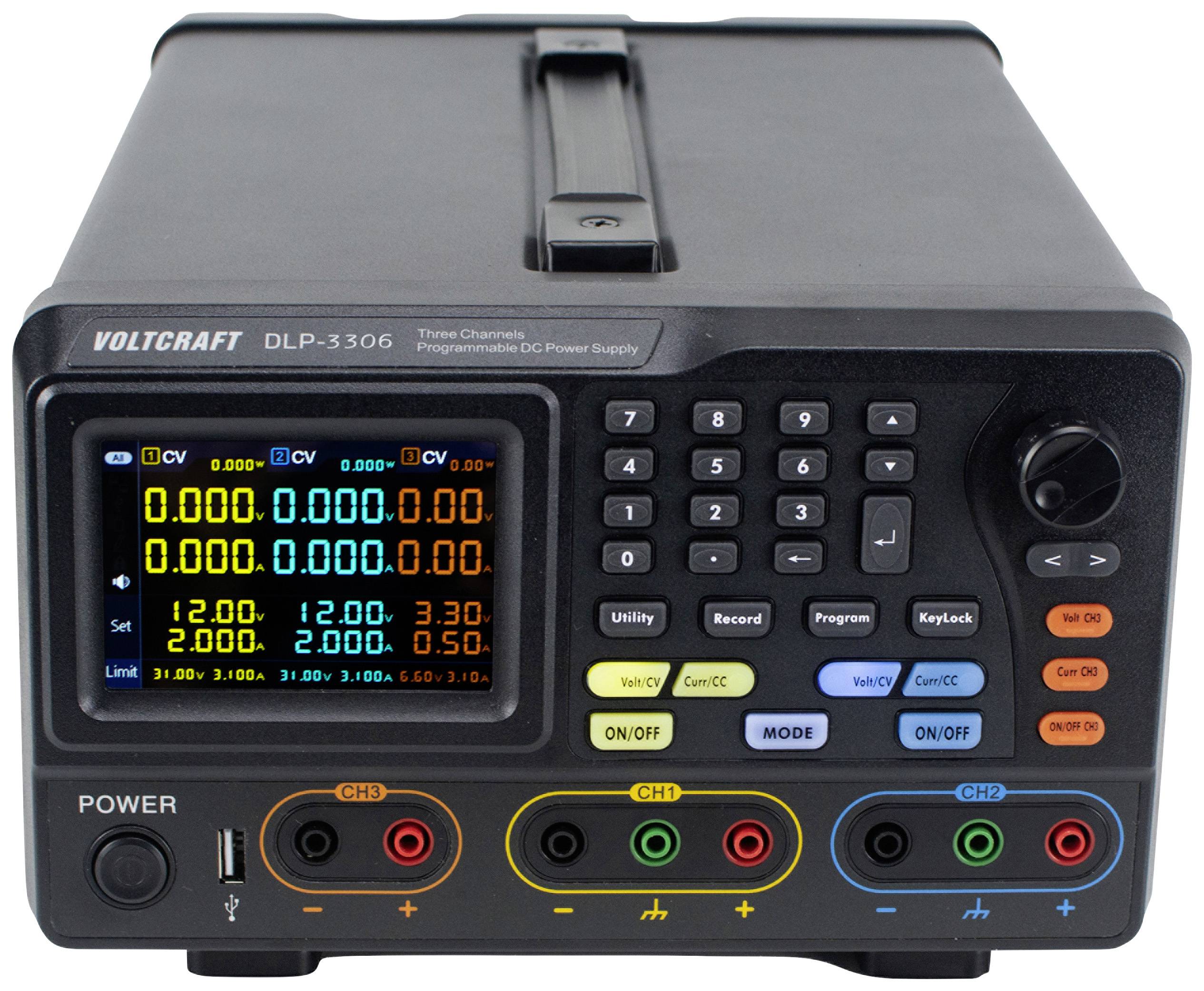 Un alimentatore DC programmabile con display mostra diversi valori di uscita per tensione e corrente. Tasti di controllo visibili.