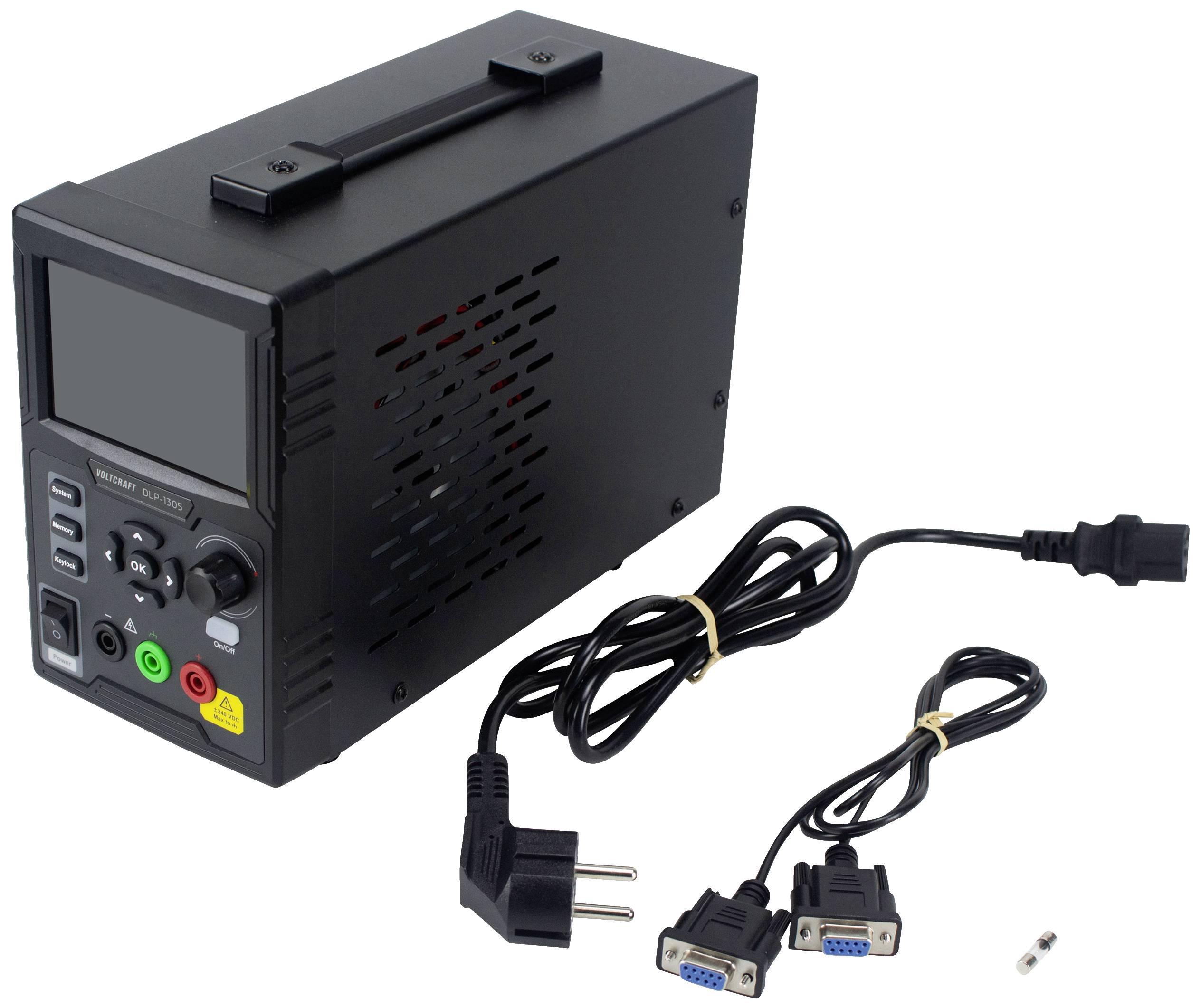 Dispositivo elettronico nero con schermo e diversi porte, accanto a due cavi con spine differenti.