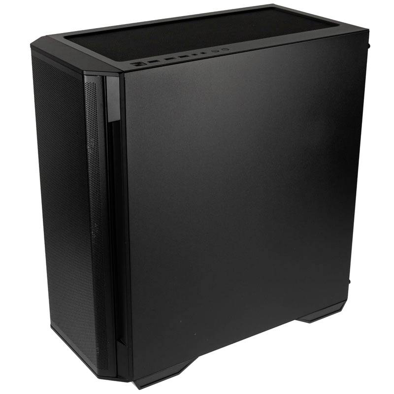 Un case per computer nero è in posizione verticale. Ha un design essenziale con fessure di ventilazione sui lati e connettori nella parte superiore.