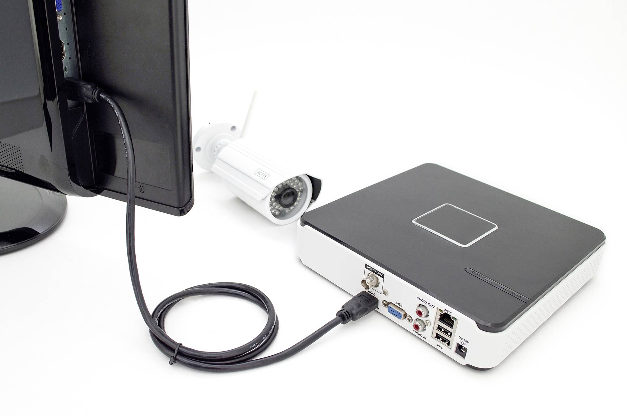Sistema di sorveglianza: Una telecamera è collegata tramite cavi a un monitor e un DVR, pronta per la sorveglianza e la registrazione.