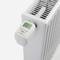 Un radiatore bianco con termostato digitale integrato che mostra '21,5 gradi', indicando la temperatura ambiente desiderata.