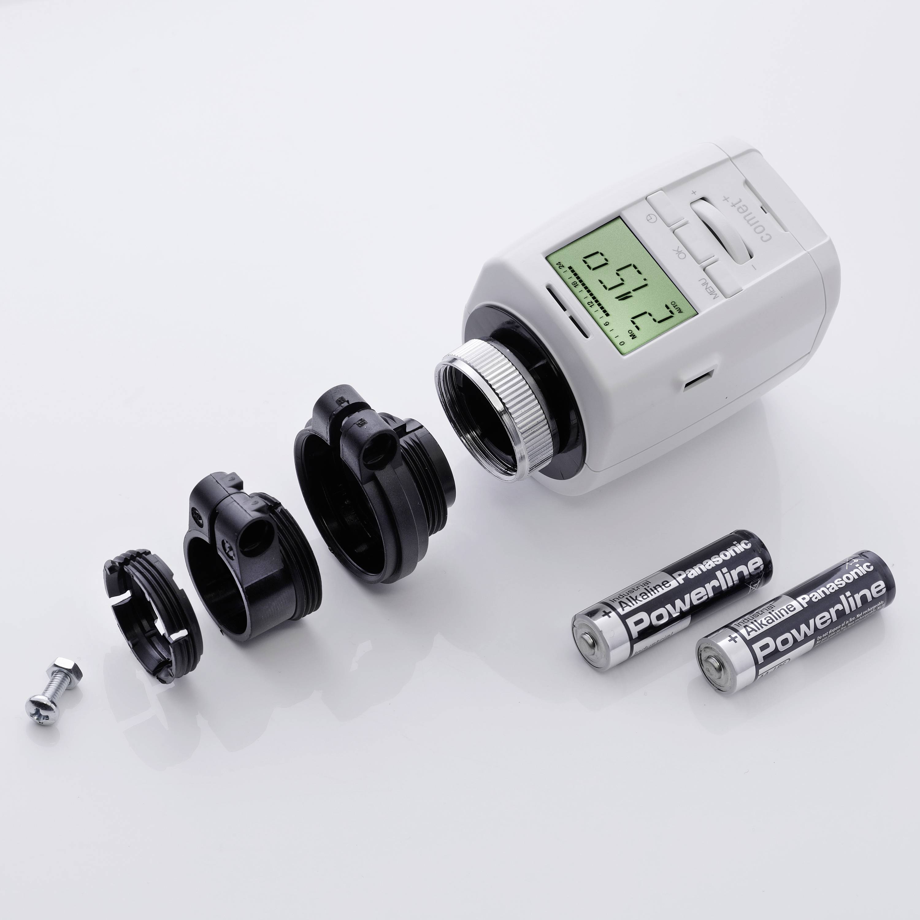 Termostato digitale per radiatore con display che mostra '21,5°C'. Accanto due batterie e due anelli adattatori. Parti di installazione visibili.