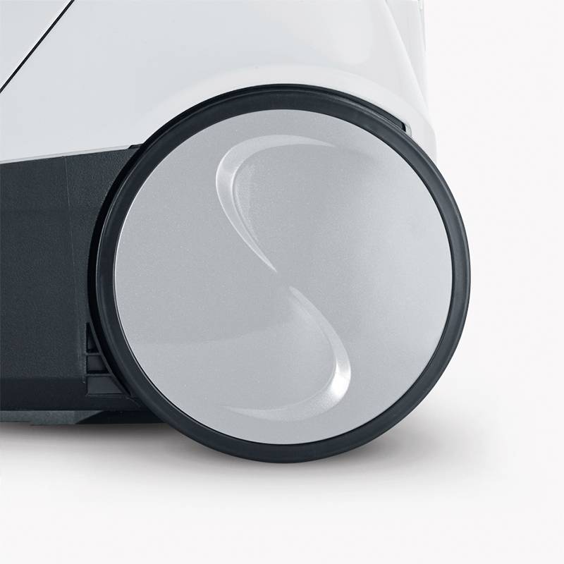 Primo piano di una parte di un aspirapolvere bianco moderno, concentrato sulla grande ruota laterale dal design elegante.