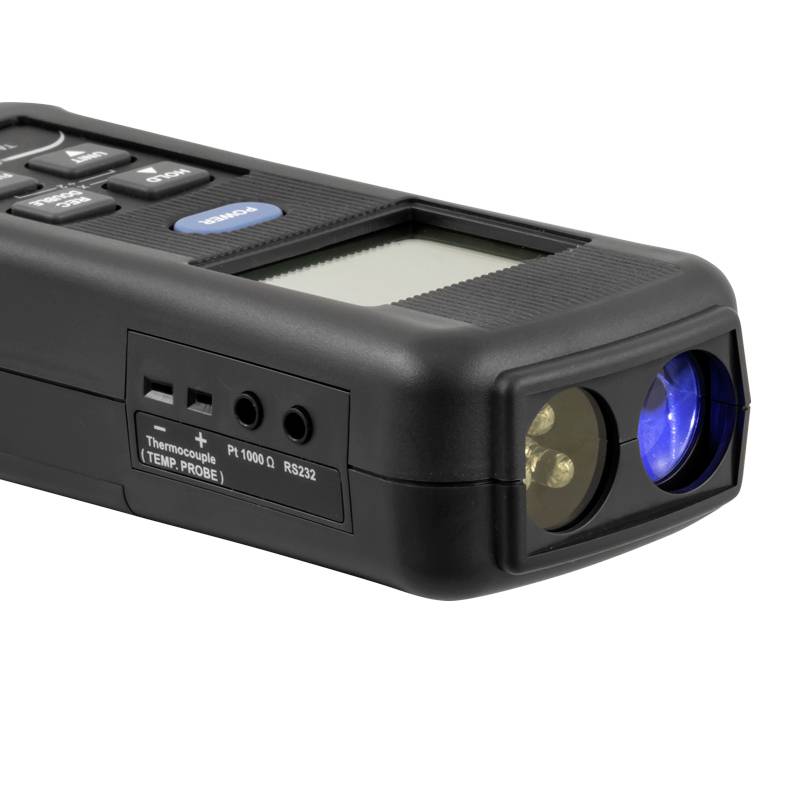 Termometro a infrarossi manuale con display digitale, sensore blu e giallo sul lato anteriore, custodia nera e tasti di comando nella parte superiore.