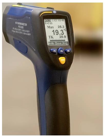 Termometro infrarosso portatile che mostra 19,3°C sul suo display digitale.