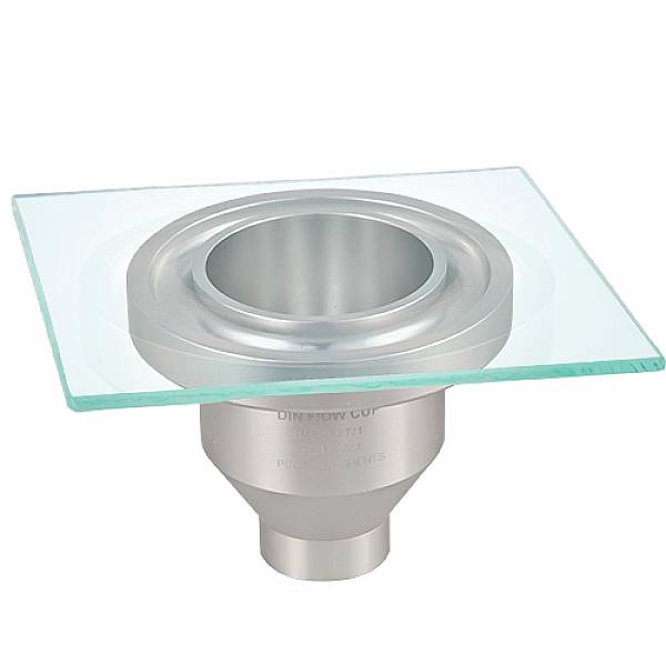 Un dispositivo di scarico a pavimento metallico con un bordo superiore quadrato in vetro, utilizzato per il deflusso dell'acqua in strutture doccia.