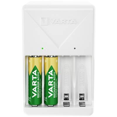 Un caricabatterie bianco Varta che sta caricando due batterie ricaricabili verdi Varta sul lato sinistro, mentre due slot sul lato destro sono vuoti.