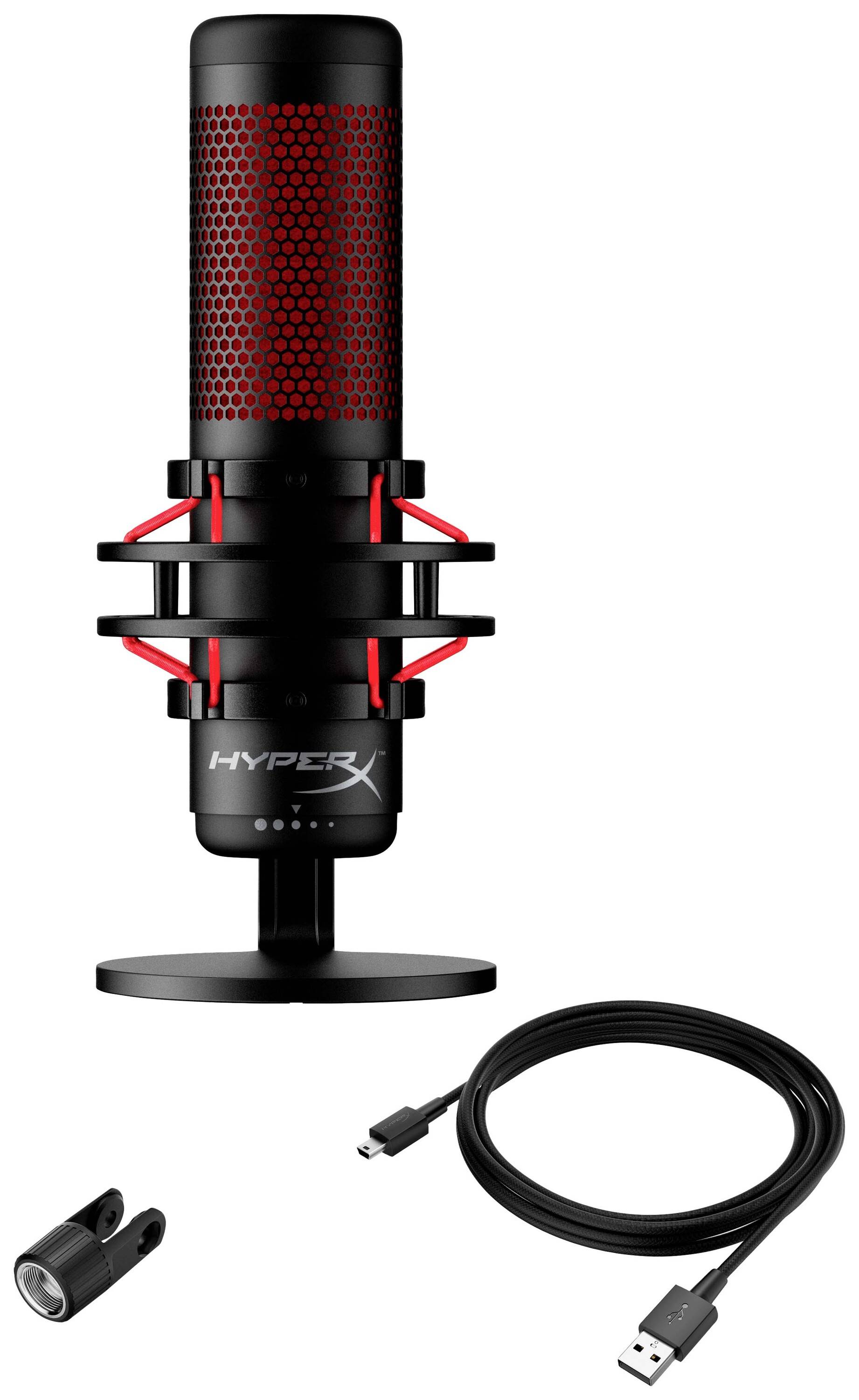 Microfono nero con design a rete rossa di HyperX su un supporto, con cavo USB e adattatore in primo piano.