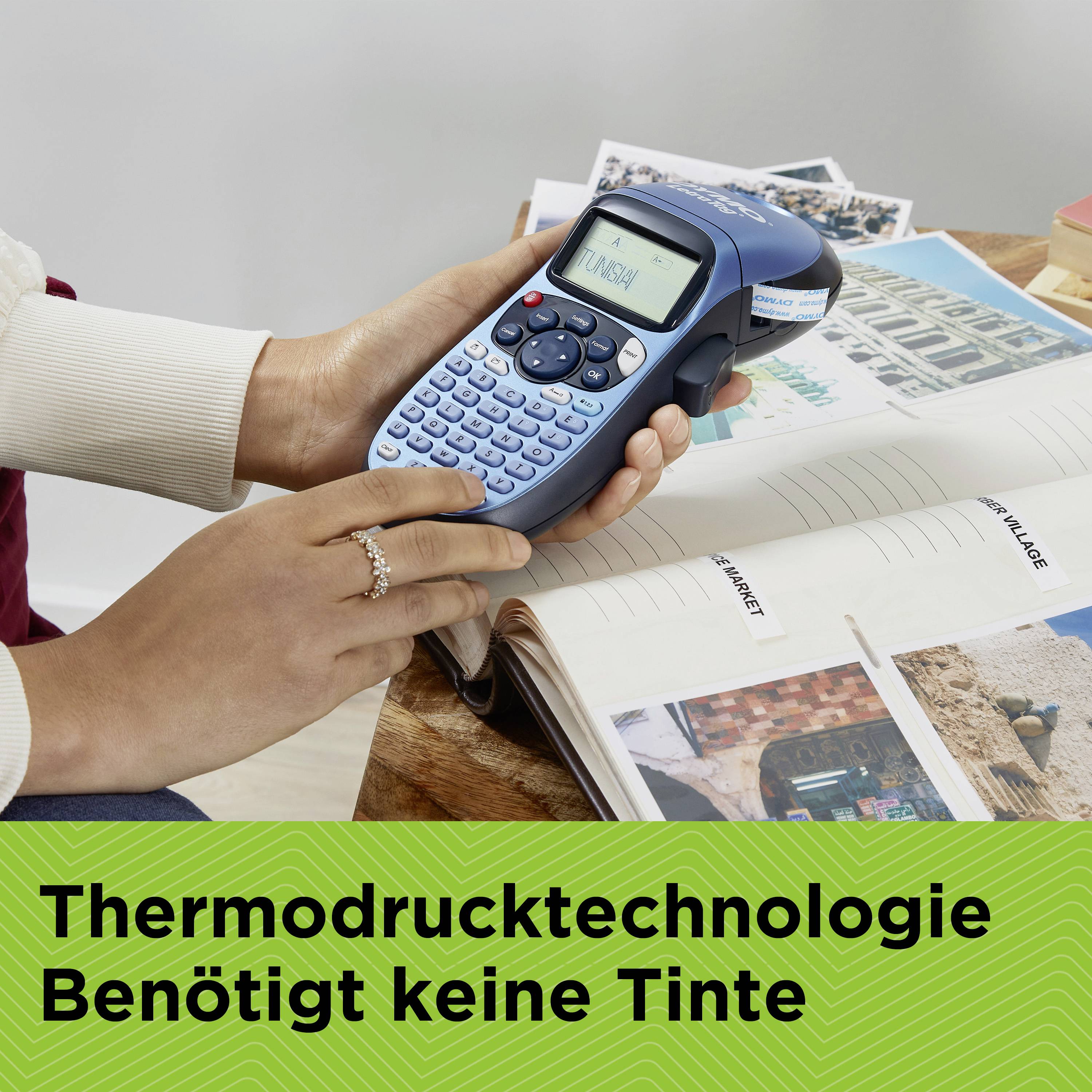 Una persona sta utilizzando un dispositivo portatile per etichettare con tasti e schermo. Sotto è scritto: 'Tecnologia di stampa termica Non richiede inchiostro'.