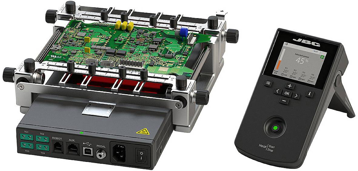 Scheda elettronica e unità di controllo 'JBC'. Scheda elettronica con circuiti su un supporto e accanto un'unità di controllo nera con display e tasti.