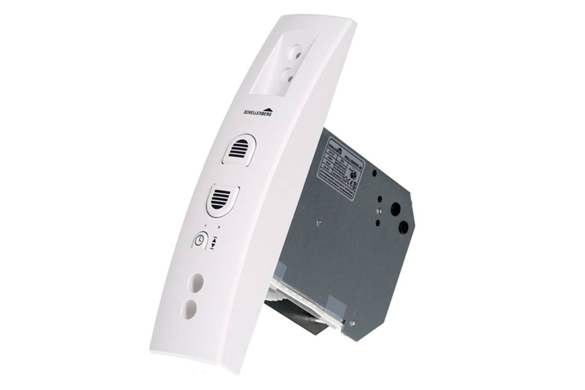 Un pulsante campanello bianco con due tasti per la conversazione e un microfono. Accanto è visibile l'involucro che viene incassato nel muro.