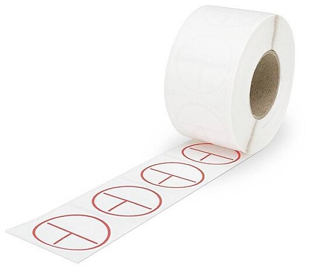 Un rotolo di etichette bianche con un simbolo di cerchio e barra rossa stampato sopra.