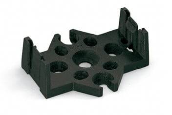 Elemento di plastica nero a forma di stella, con più fori e bordi rialzati. Utilizzato come supporto o elemento di fissaggio.