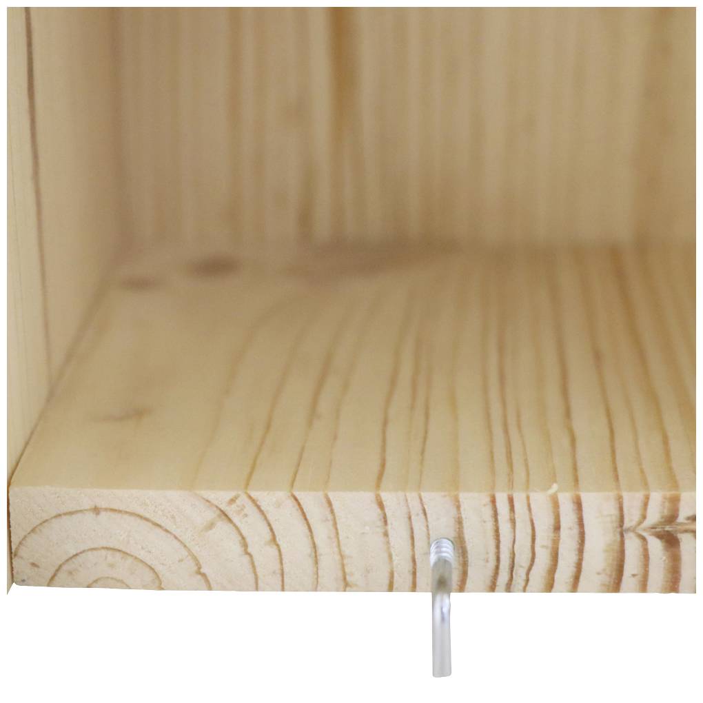 Una scatola vuota in legno con venature visibili. Sul fondo è fissato un gancio trasparente.