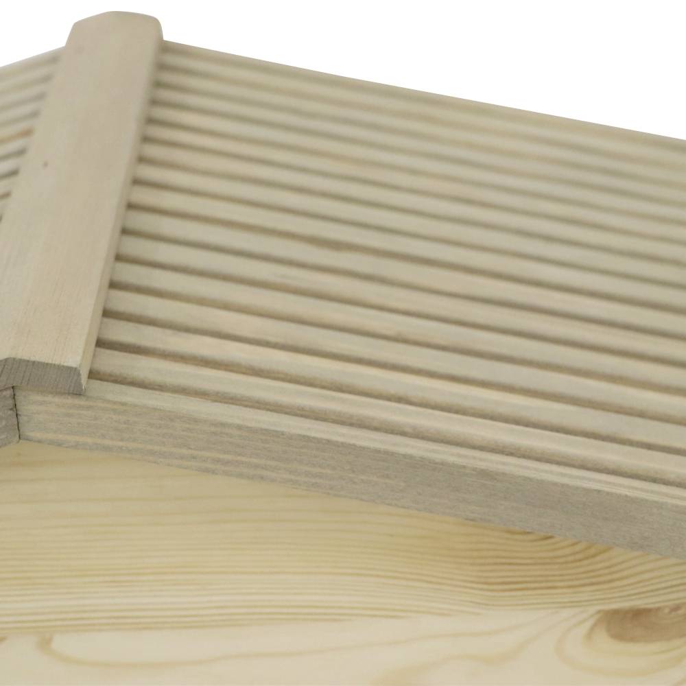 Tavola per lavare i panni con scanalature. Superficie leggermente inclinata. Legno chiaro e non trattato. Utilizzata per il lavaggio manuale dei capi di abbigliamento.