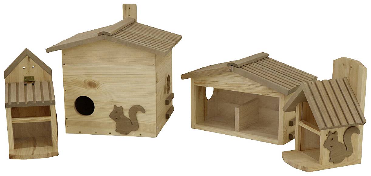 Tre case per uccelli in legno con decorazioni di scoiattoli. Una è quadrata con un foro, le altre sono rettangolari con ingressi aperti.
