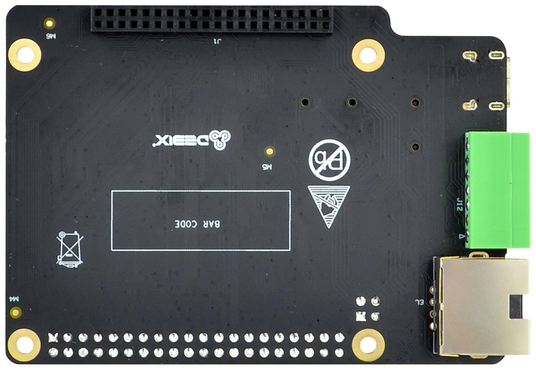 'Retro di una scheda elettronica con contatti dorati, lista di connessione verde e componenti neri. Loghi e un codice a barre sono visibili.'