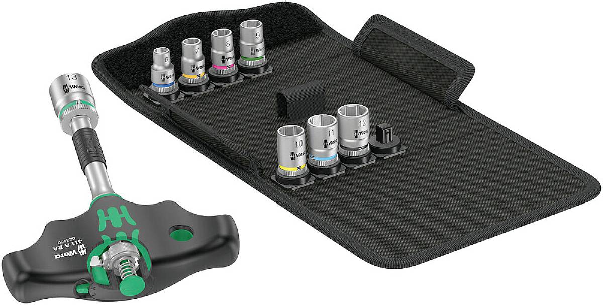 Set di attrezzi con chiave dinamometrica e bussole di varie dimensioni in un astuccio nero aperto.