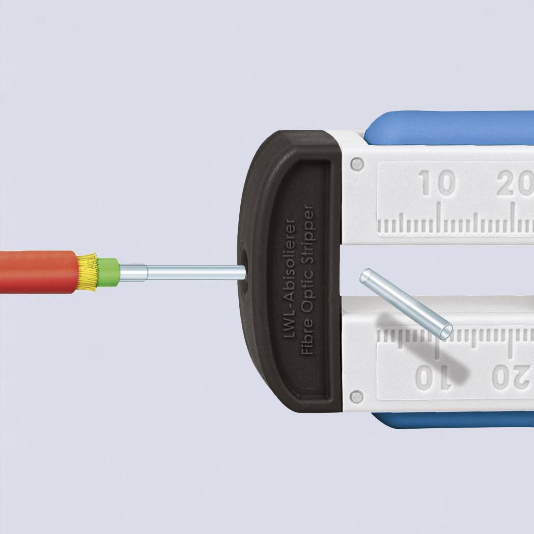 Strumento pela-cavi per fibra ottica mostra la rimozione dell'isolamento di un cavo in fibra. Scala e attrezzo per spellare visibili in azione.