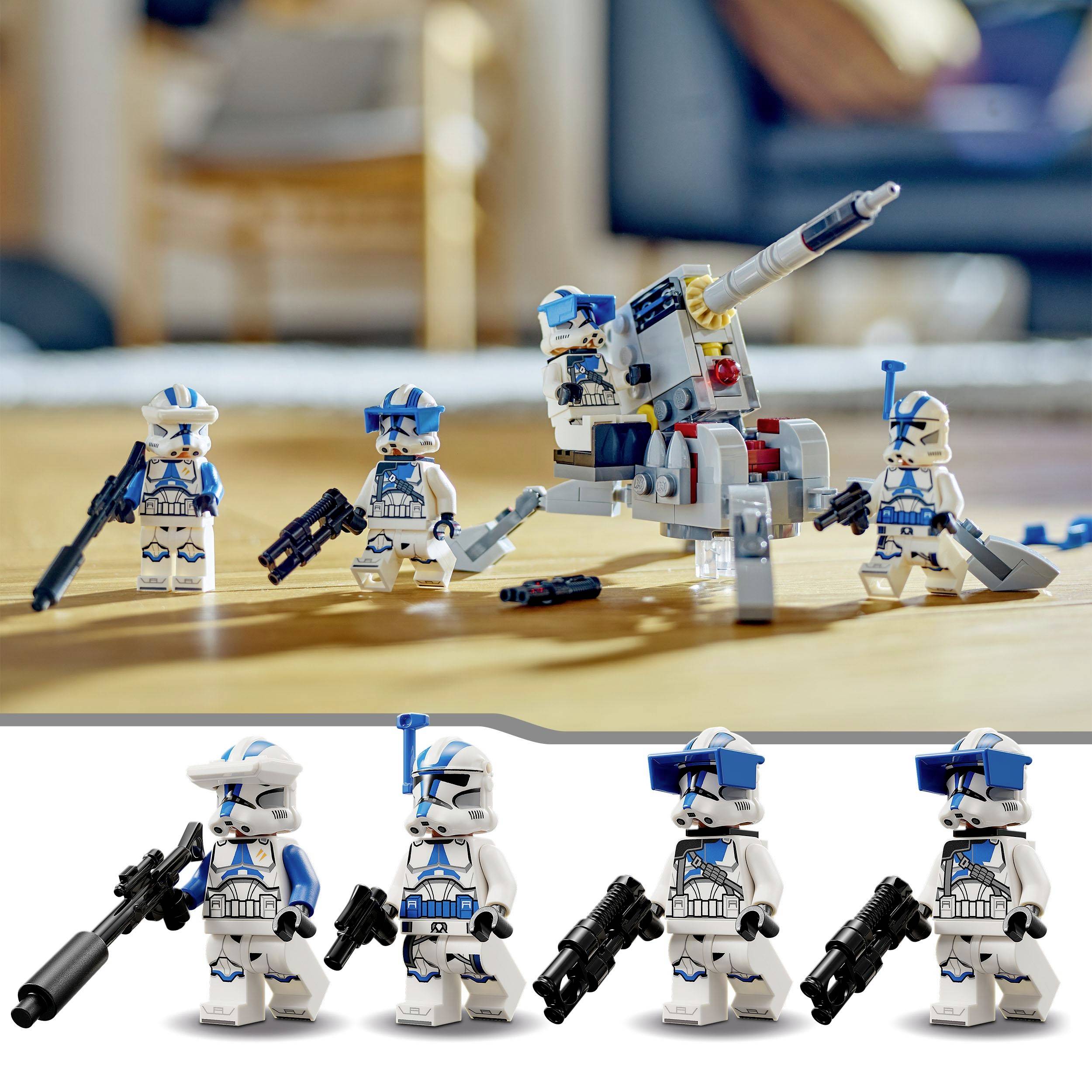 Figure Lego di Stormtrooper con armi e veicolo su un tavolo; l'attenzione è sulla dinamica di squadra e il divertimento del gioco.