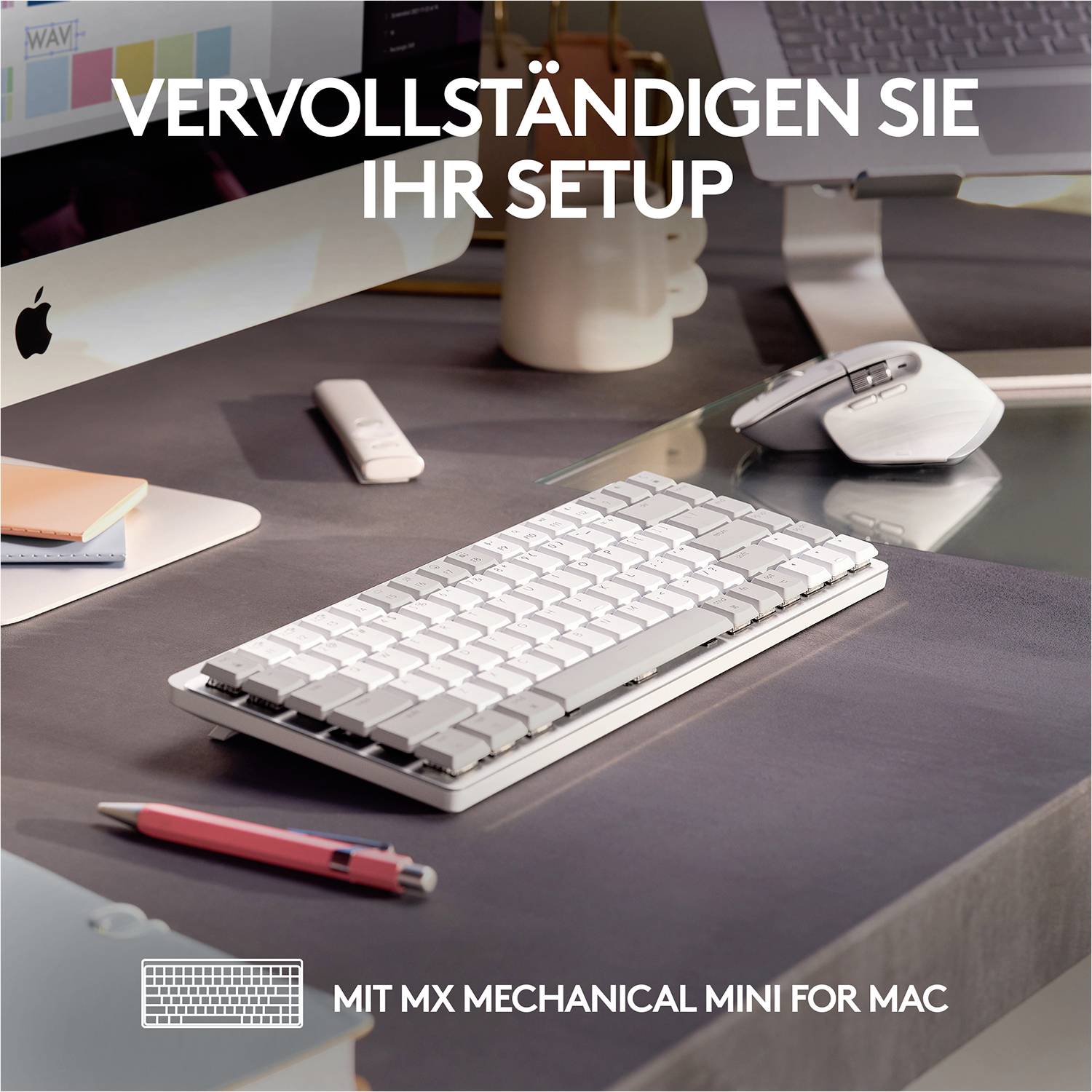 Un postazione di lavoro moderna con una tastiera sottile e wireless in primo piano e un monitor del computer sullo sfondo. Nel testo si legge 'Completa il tuo setup'.