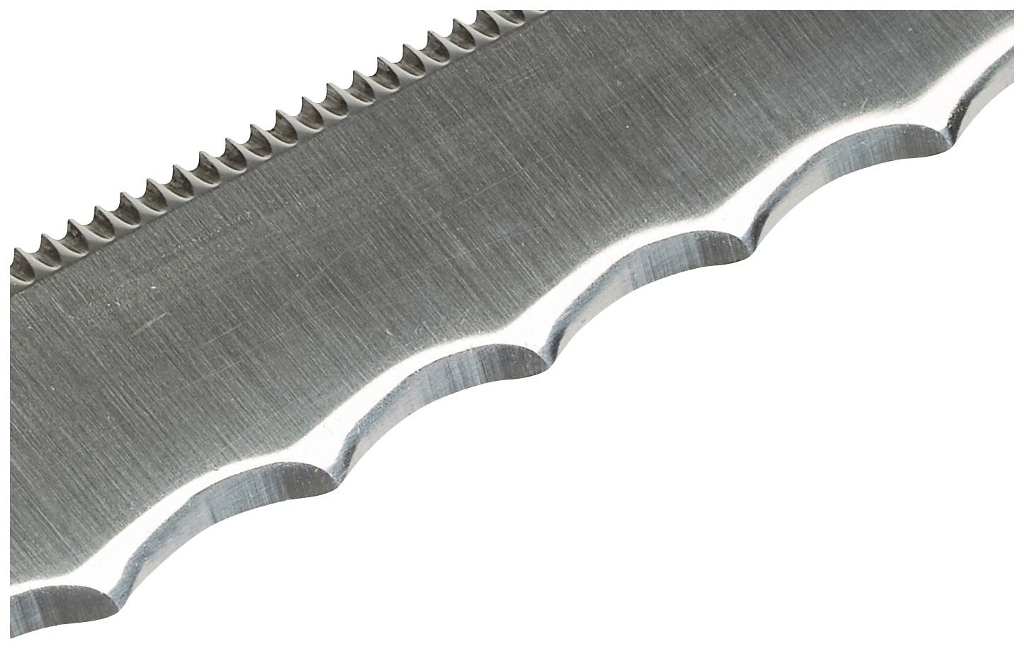 Primo piano di una lama seghettata con sezioni alternate lisce e dentellate.