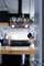 Telecamera di sorveglianza montata su un frigorifero, mostra l'interno di una cucina moderna con elettrodomestici sfocati sullo sfondo.