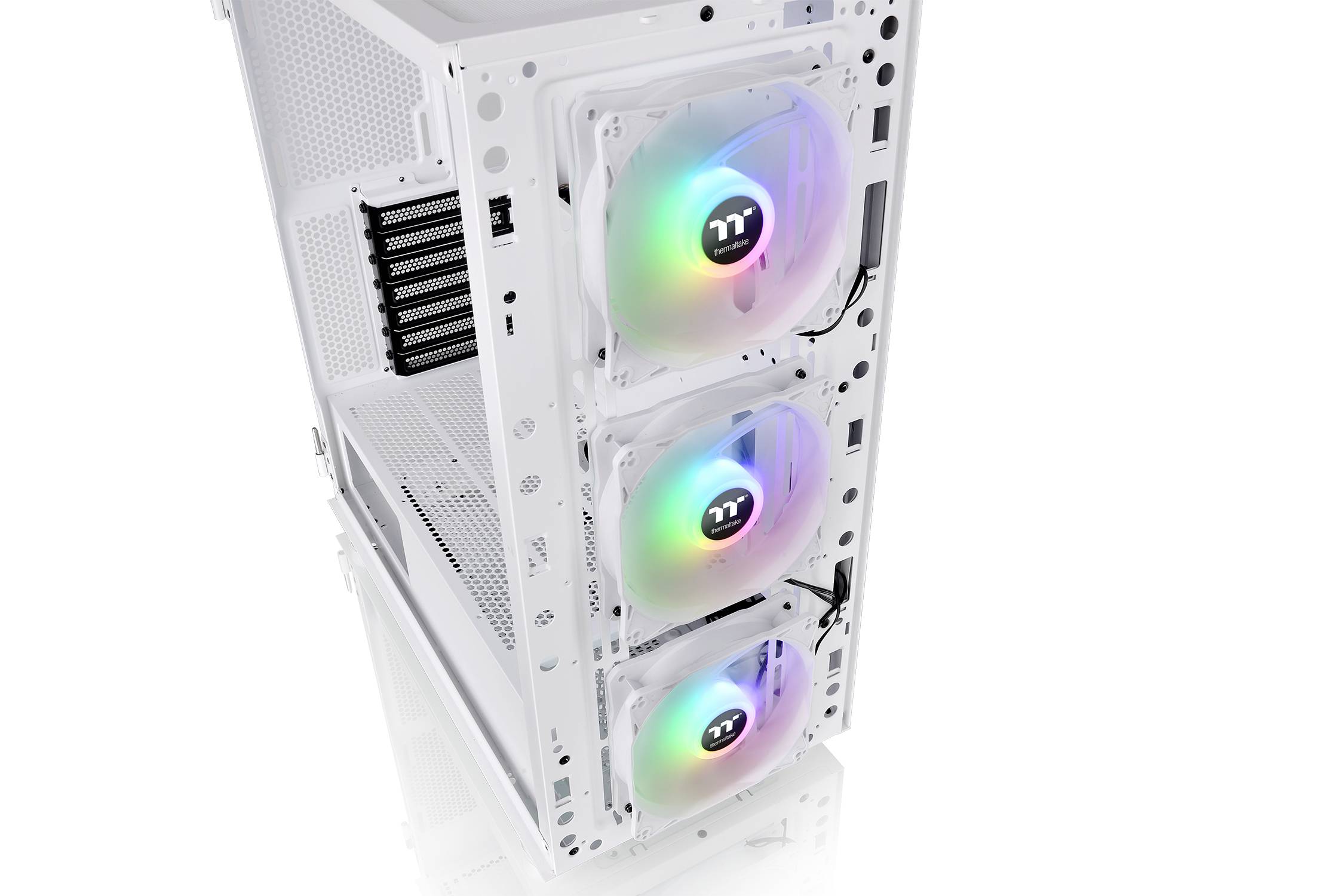 Un case per PC bianco con tre ventole multicolori illuminanti sul lato frontale. A sinistra sono visibili diverse fessure di ventilazione.