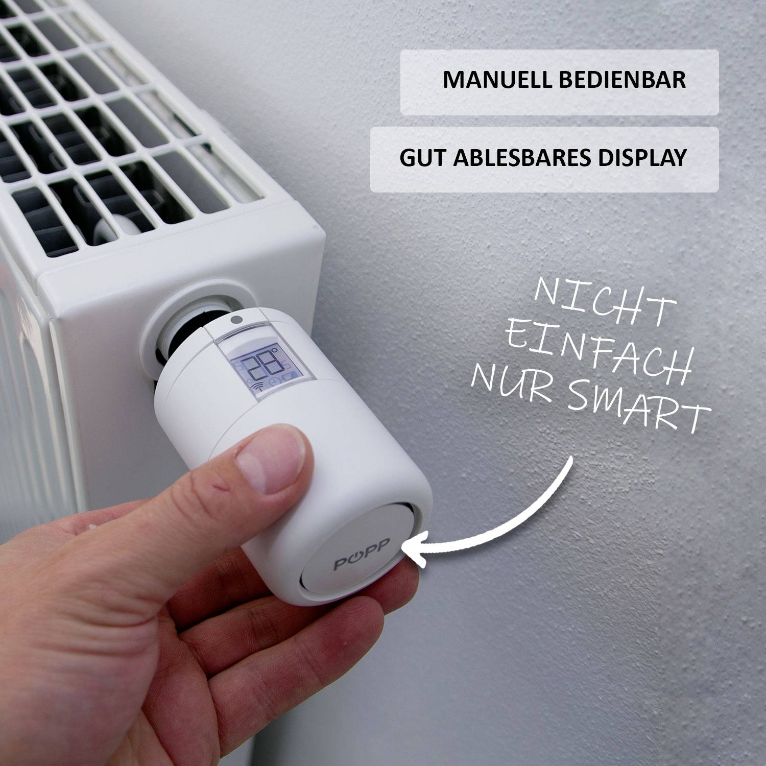 Una mano ruota un termostato intelligente sul radiatore. Sul display c'è scritto '28'. Testo: 'Manovrabile manualmente', 'Display ben leggibile', 'Non semplice, solo intelligente'.