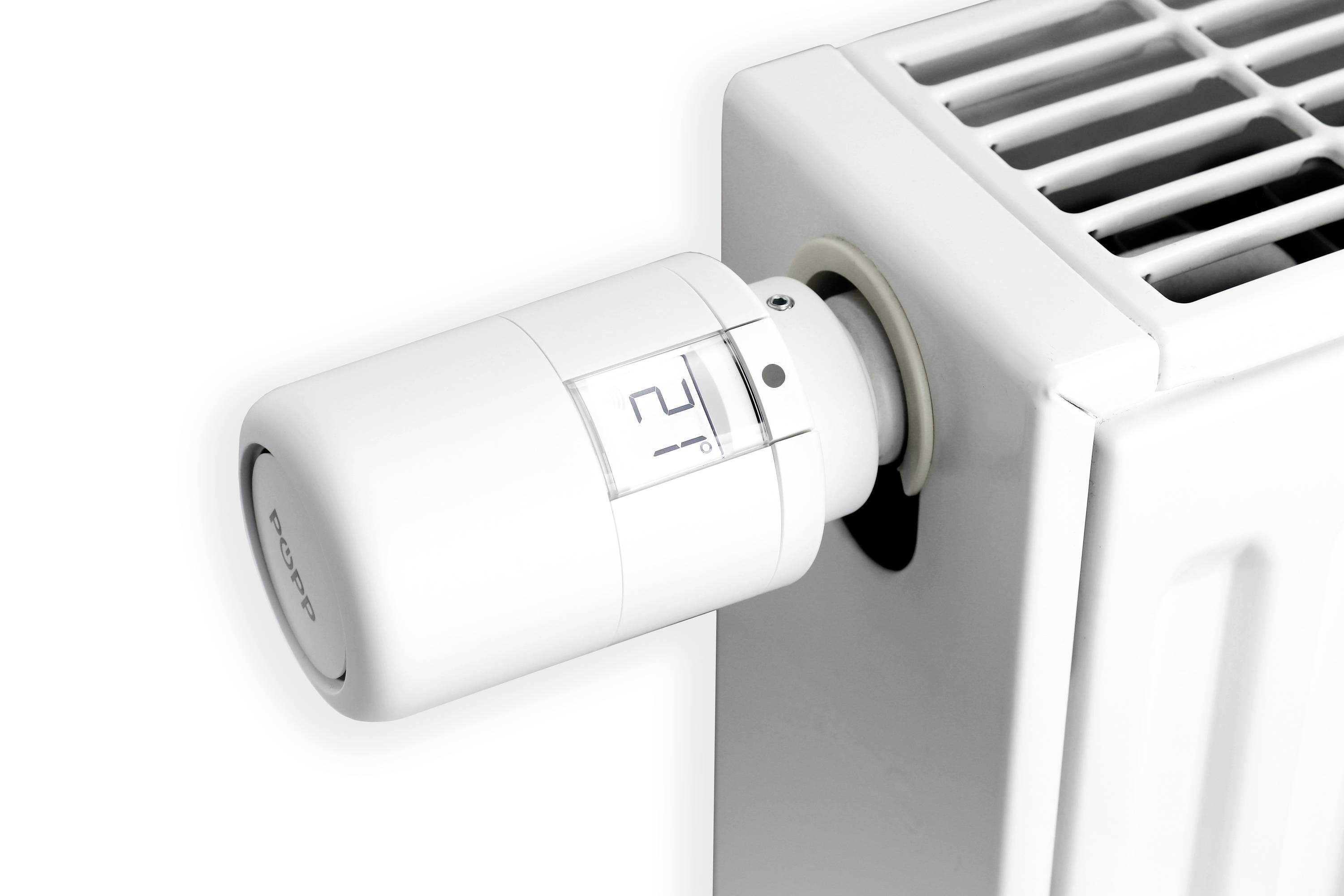 Un radiatore bianco con una valvola termostatica. La valvola è impostata su un livello di temperatura medio.