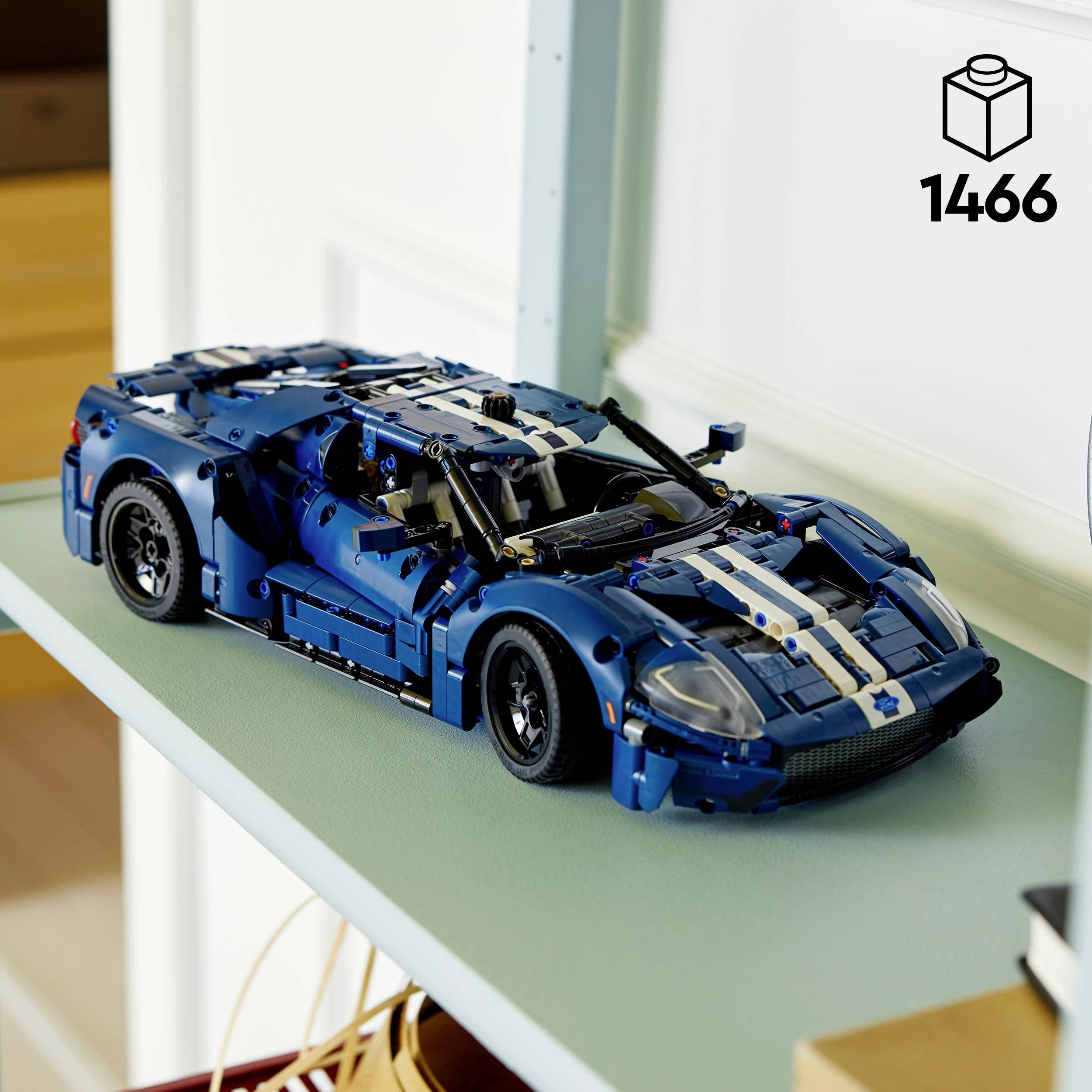 Un'auto modello blu fatta di blocchi con strisce bianche è posizionata su uno scaffale. In alto a destra c'è un simbolo con il numero '1466'.