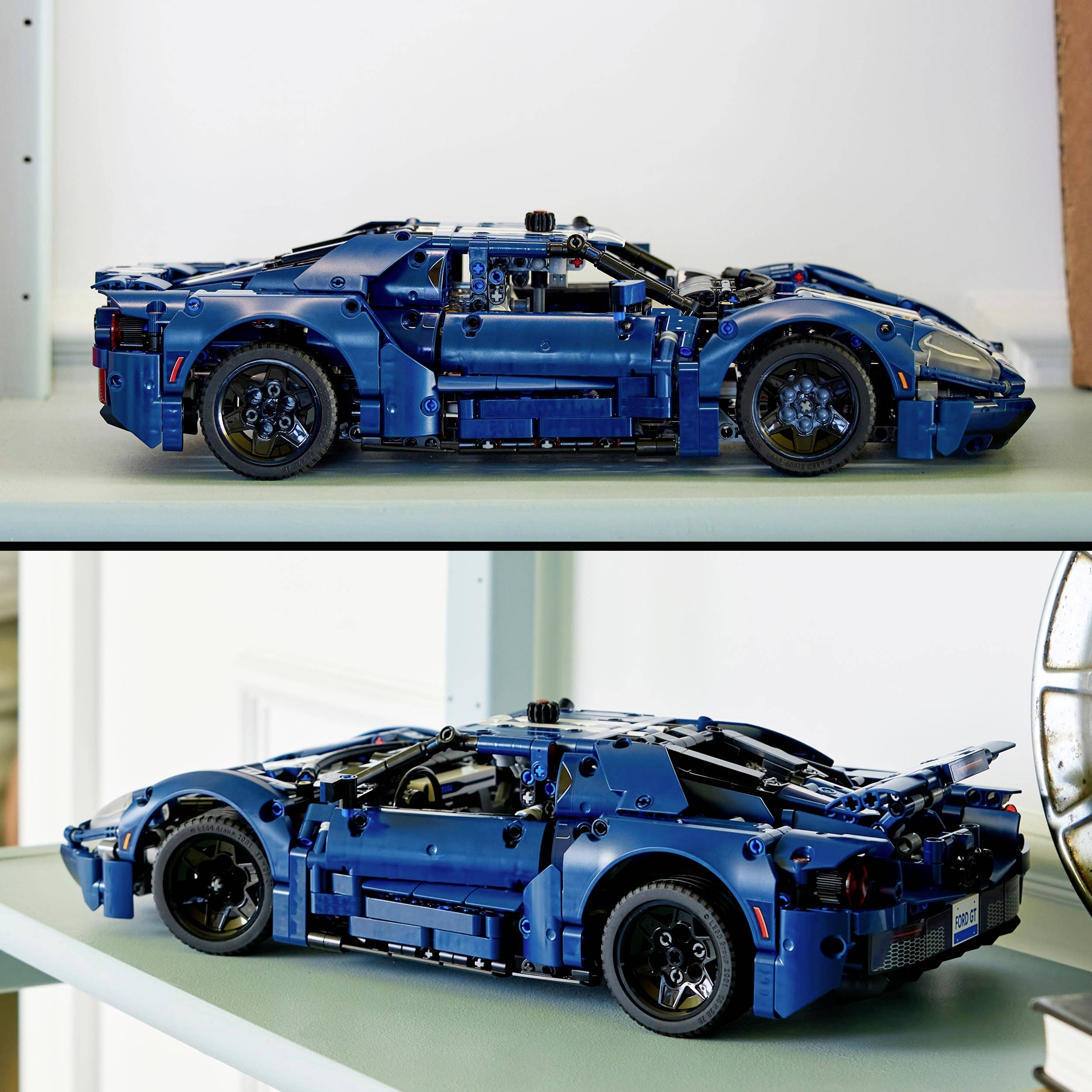 Un modellino blu a forma di auto sportiva è posizionato su uno scaffale. L'auto presenta dettagli visibili come ruote e carrozzeria.