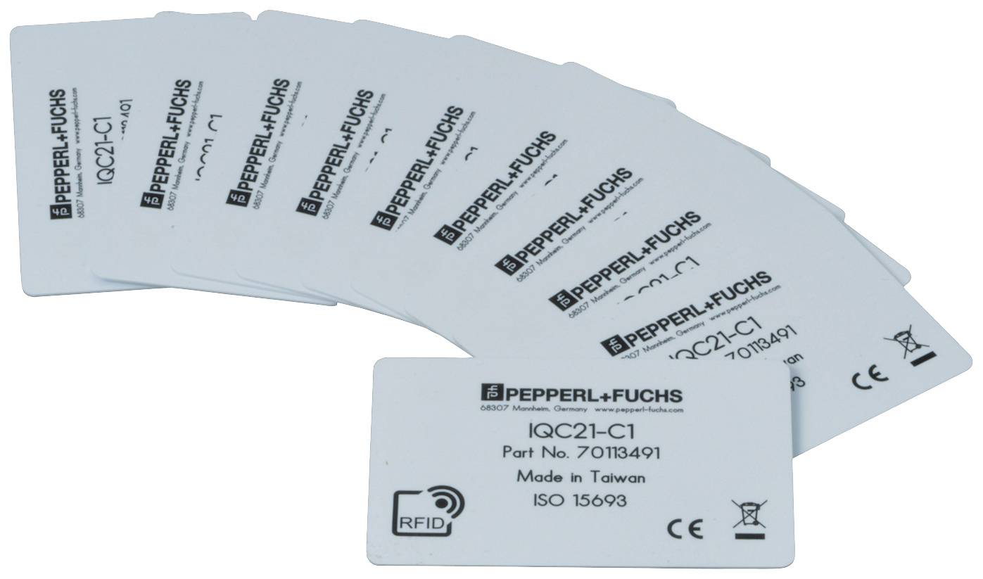 Diverse carte RFID bianche di Pepperl+Fuchs, modello 'IQC21-C1', con numeri di serie e certificazione ISO, prodotte a Taiwan.