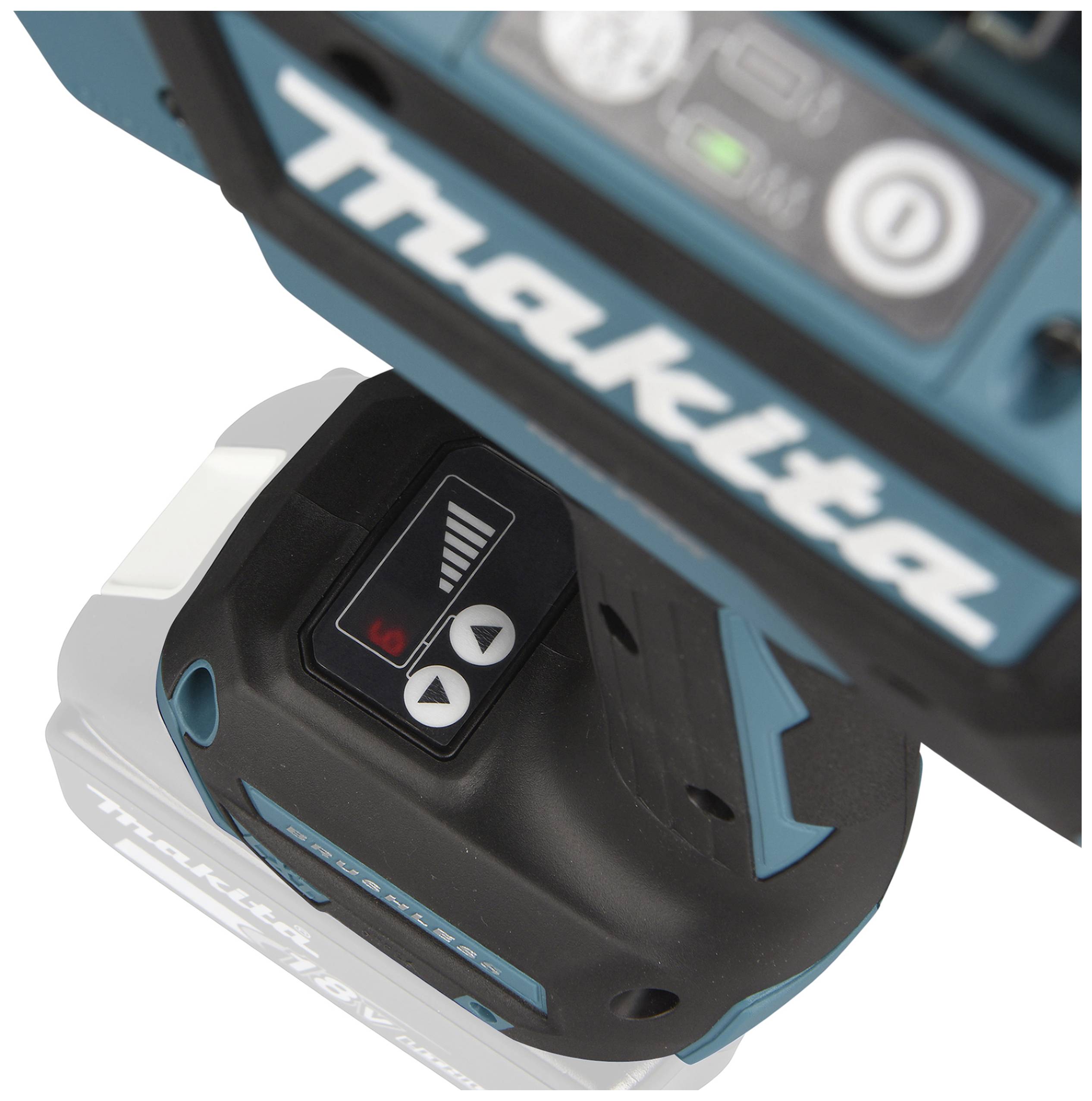 Avvitatore a batteria in primo piano mostra il logo del marchio e l'indicatore di stato della batteria sulla base con una carica quasi esaurita.