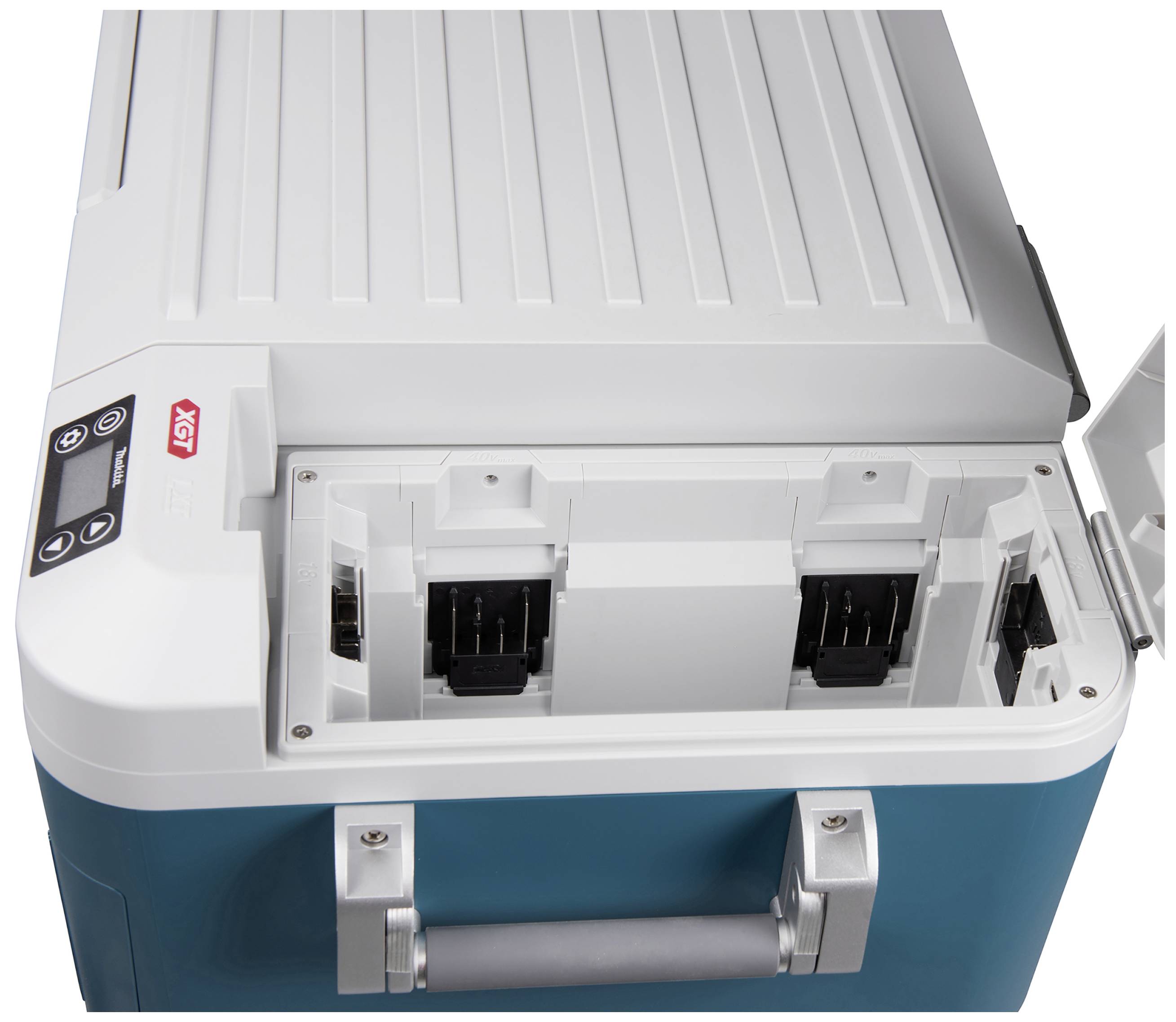 Frigo portatile con pannello di controllo digitale in alto a sinistra, vano aperto con connessioni e manico grigio anteriore.