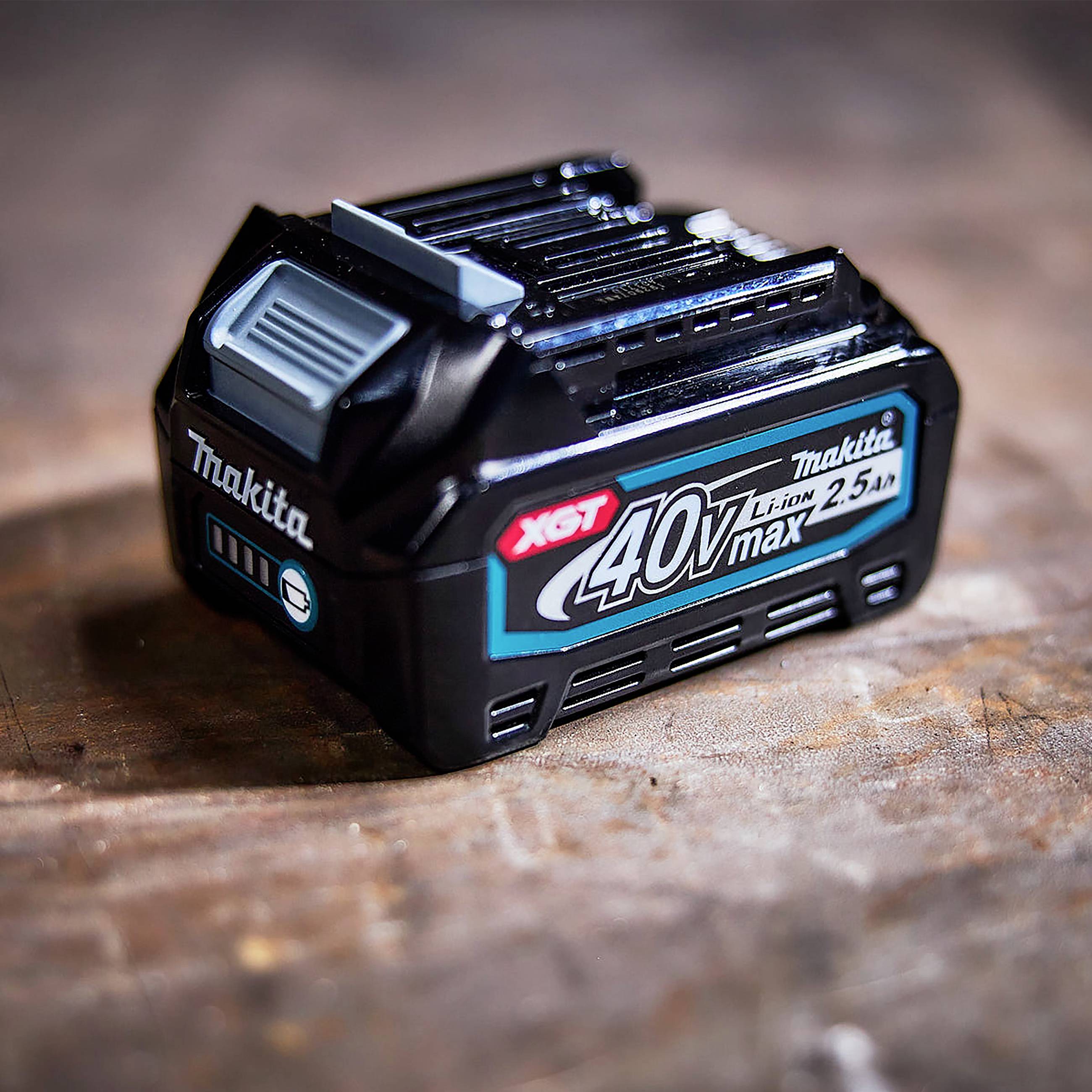 Pacco batteria di un utensile elettrico con la scritta 'Makita 40V max 2.5Ah', posizionato su una superficie in legno.
