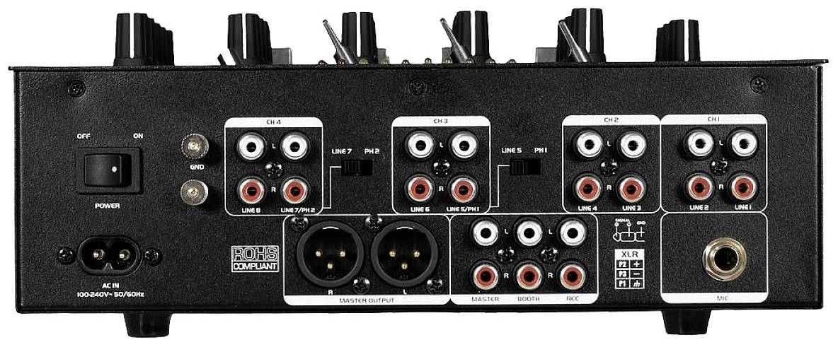 Retro di una consolle di missaggio audio con molteplici ingressi e uscite audio, compresi connettori RCA e XLR, nonché un interruttore di alimentazione.