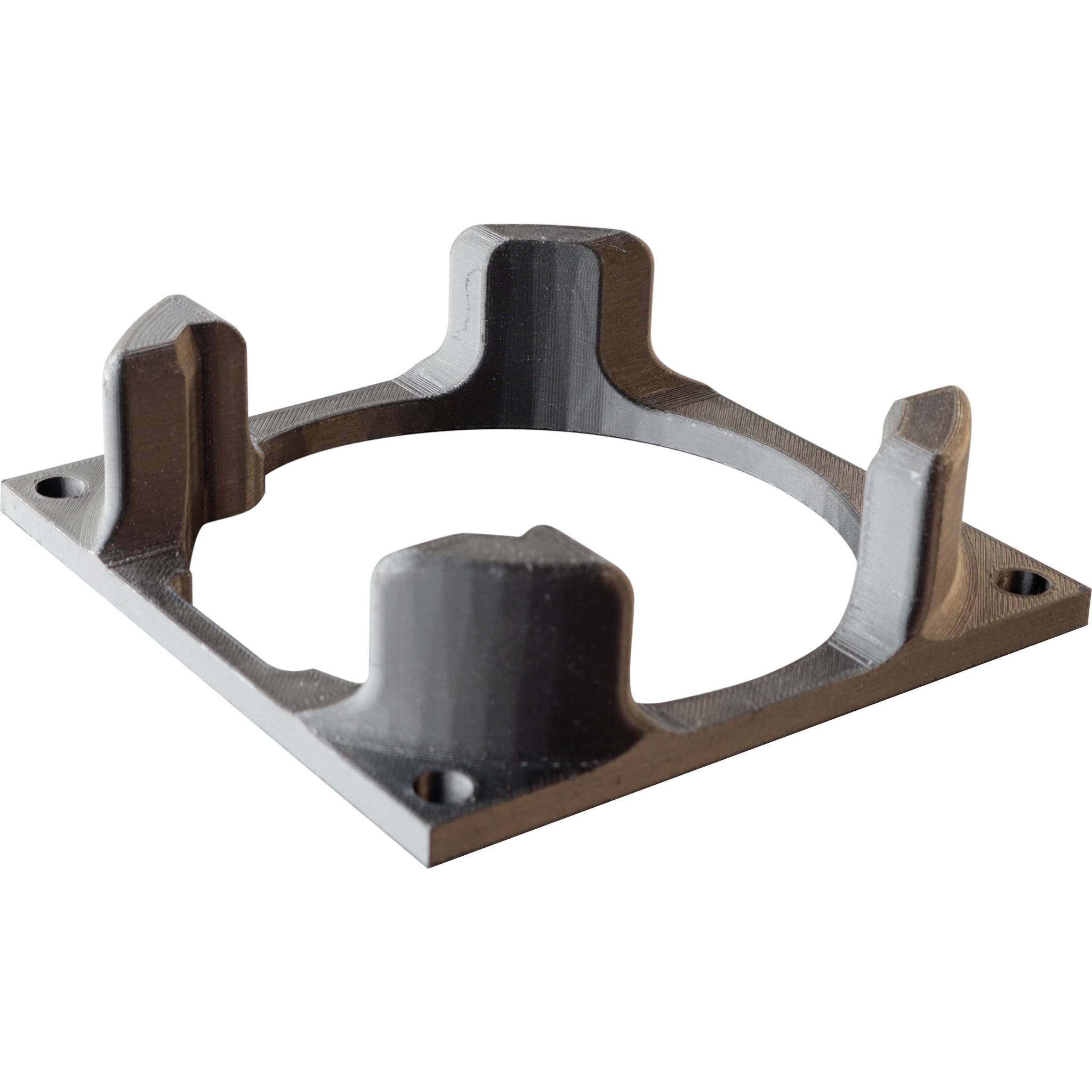 Un supporto nero quadrato per un ventilatore tubolare, con un'apertura circolare e quattro clip di fissaggio rialzate agli angoli.