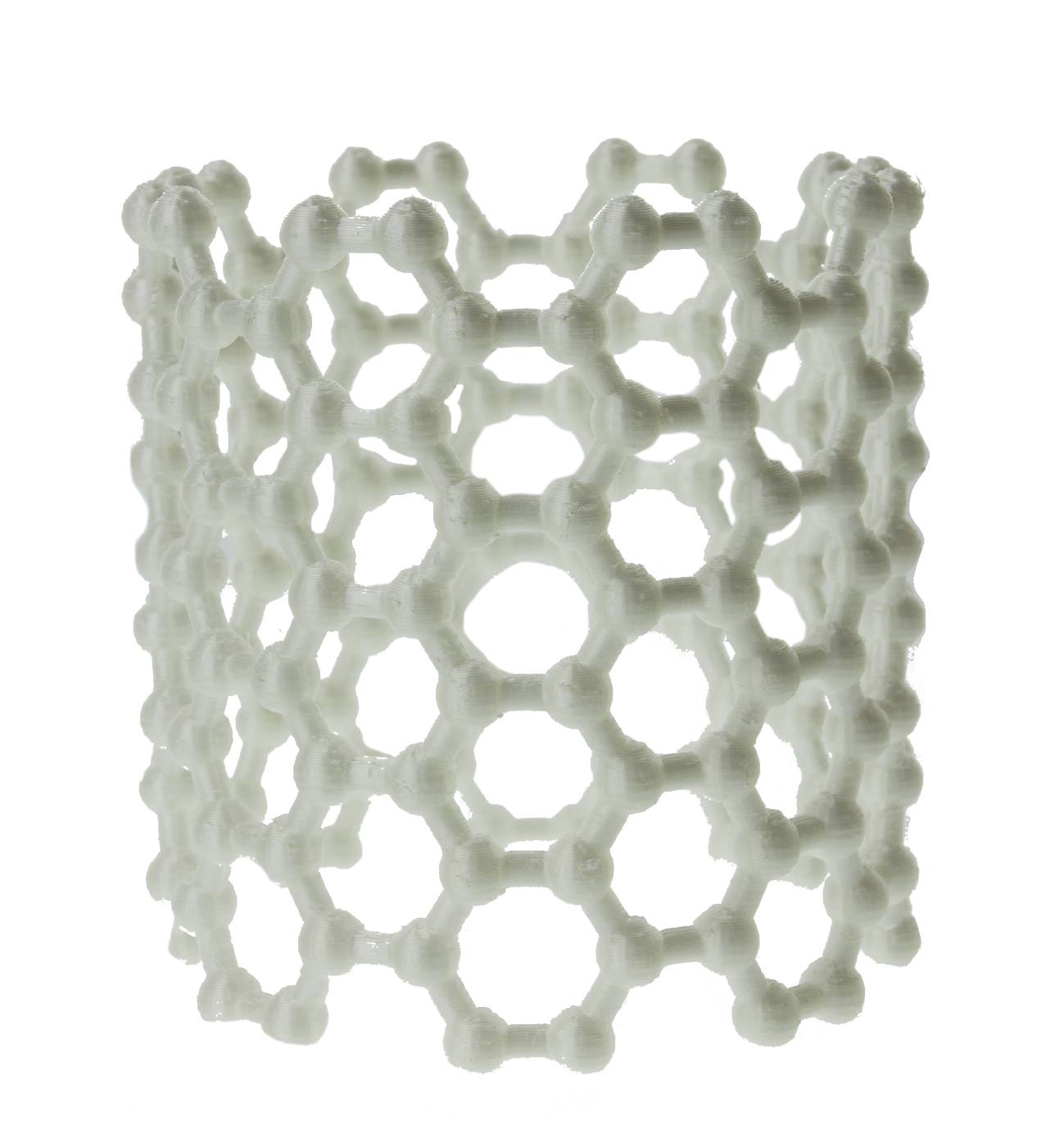 Un modello 3D di un nanotubo di carbonio, composto da un arrangiamento a nido d'ape di atomi interconnessi, su sfondo bianco.