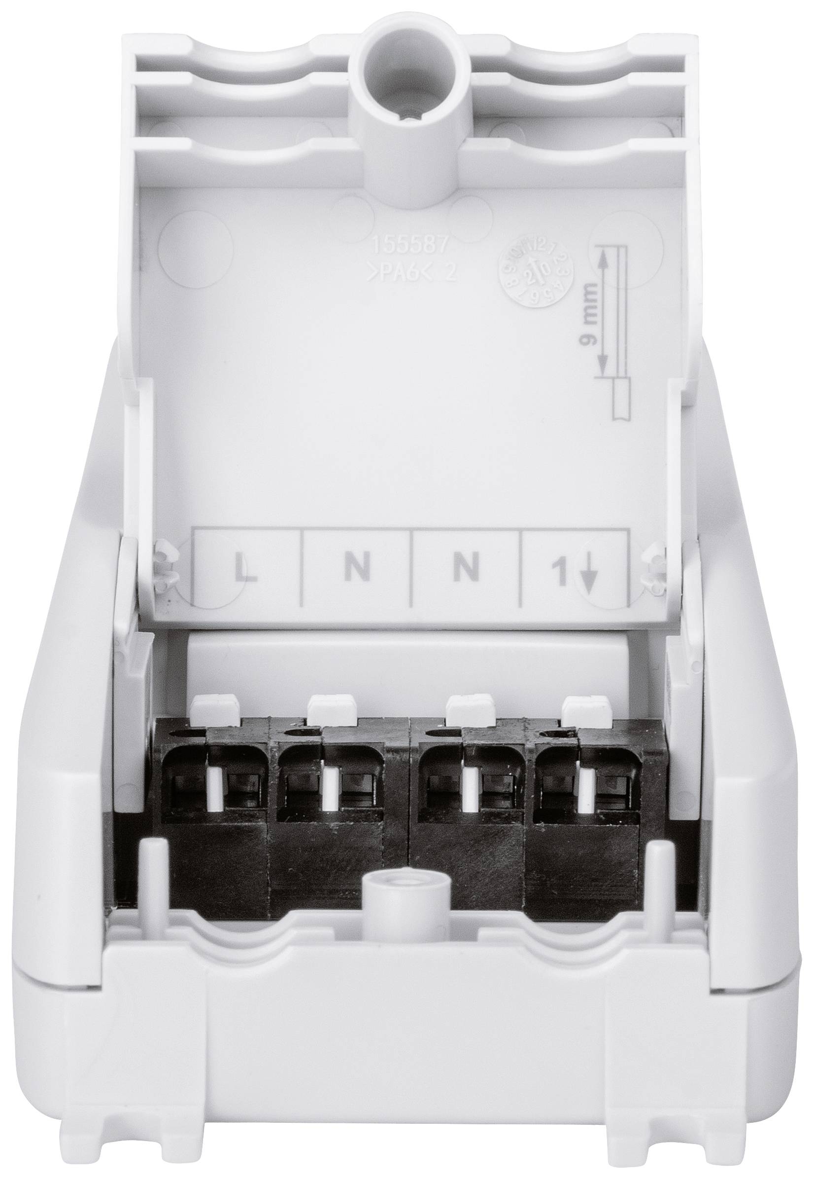 Presa elettrica bianca con morsetti aperti e etichetta. Utilizzata per il cablaggio e il collegamento di linee elettriche.