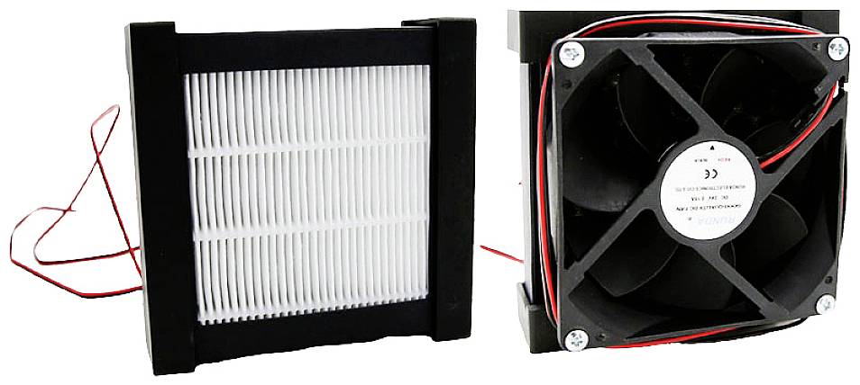 Un ventilatore nero con cavo rosso a sinistra e un filtro rettangolare bianco a destra. Entrambi sono rappresentati uno accanto all'altro.