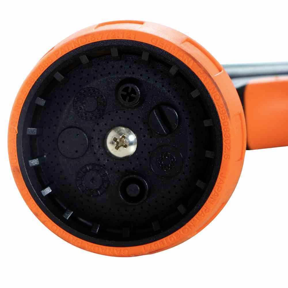 Primo piano di una spina rotonda arancione e nera con una vite al centro, adatta per il collegamento di dispositivi elettrici.